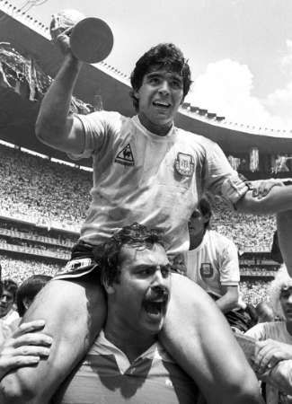 Diego Maradona s trofejí mistrů světa, kterou fotbalisté Argentiny vybojovali v roce 1986 v Mexiku. | Foto: Reuters