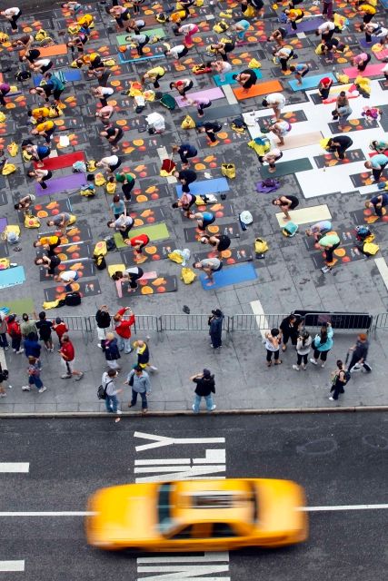 Letní slunovrat na Times Square přivítalo na 200 milovníků jógy. | Foto: Reuters