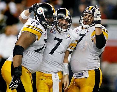 Hráči Pittsburghu si gratulují k touchdownu v duelu se Seattlem. | Foto: Reuters