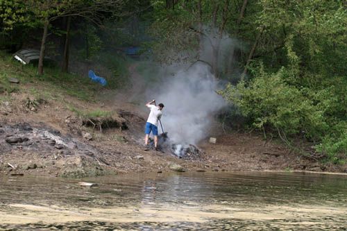 Výjimečně se spalitelný odpad likvidoval přímo na břehu. | Foto: Ondřej Besperát, Aktuálně.cz