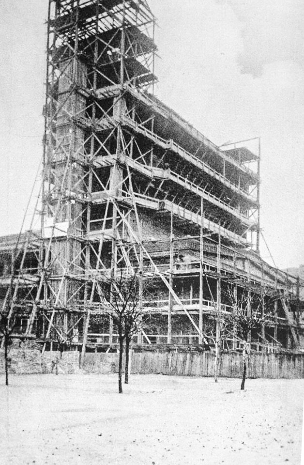 Do roku 1932 na náměstí vyrostla monumentální postmoderní sálová stavba se širokou věží zčásti obložená kabřincem, zčásti bíle omítnutá. Při návrhu kostela se Plečnik nechal inspirovat starokřesťanskou středomořskou architekturou. | Foto: Aktuálně.cz / Neznámý autor / Římskokatolická farnost u kostela Nejsvětějšího srdce Páně / Archiv Jiří Ptáček / www. jiriptacek.com