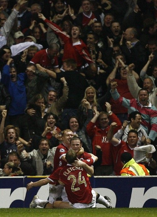 Útočník Manchesteru United Wayne Rooney (uprostřed) slaví rozhodující gól do sítě AC Milán v semifinále Ligy mistrů. | Foto: Reuters