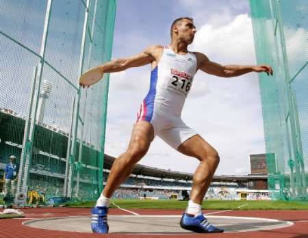 Roman Šebrle při hodu diskem. | Foto: Reuters