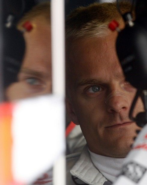 Heikki Kovalainen z McLarenu debatuje s mechaniky | Foto: Sport