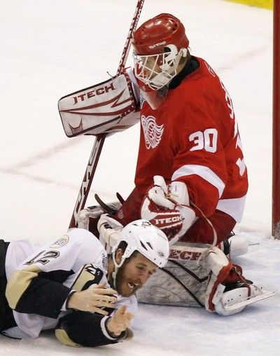 Nepřijemný zásah pukem do obličeje inkasoval Ryan Malone. | Foto: Reuters