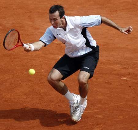 Radek Štěpánek vrací míč Gillesi Simonovi v prvním kole v Roland Garros. | Foto: Reuters