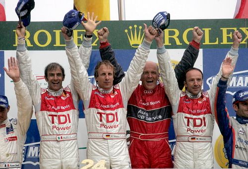 Vítězný tým Audi slaví po skončení 75. ročníku 24hodinovky v Le Mans. Zleva Emanuelle Pirro z Itálie, Němec Frank Biela, sporotvní Wolfgang Ullrich a Marco Werner. | Foto: Reuters