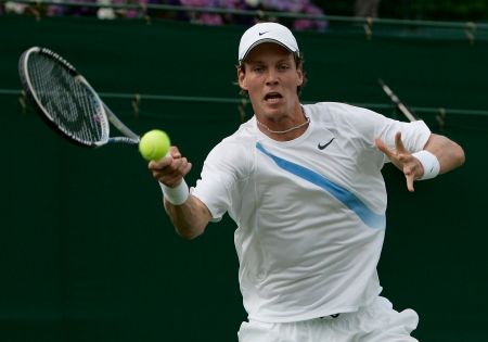 Return Tomáše Berdycha ve vítězném zápase proti Chilanu Massovi během prvního kola turnaje ve Wimbledonu. | Foto: Reuters