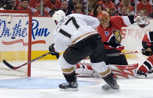 Anaheimský útočník Dustin Penner (v bílém) dává vítězný gól čtvrtého finále Stanley Cupu do sítě Raye Emeryho z Ottawy. | Foto: Reuters