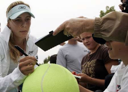 Nicole Vaidišová rozdává autogramy po výhře nad Ruskou Židkovovou ve druhém kole US Open. | Foto: Reuters