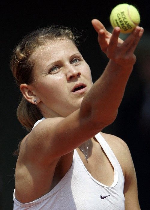 Lucie Šafářová v zápase třetího kola grandslamového Roland Garros proti domácí Amélii Mauresmové. | Foto: Reuters