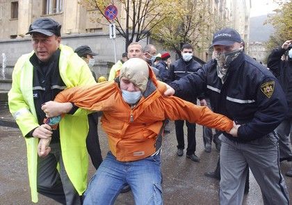 Během policejní akce, při které se demonstranti rozutekli, bylo podle údajů z nemocnic hlavního města zraněno 508 lidí, sto z nich bylo hospitalizováno. | Foto: Reuters