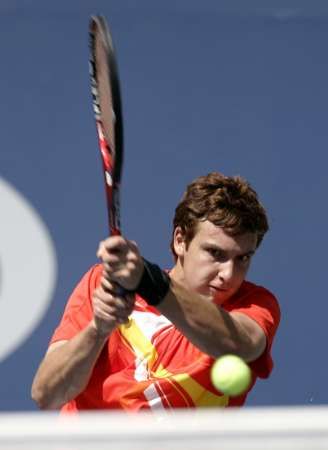 Lotyšský tenista Ernests Gulbis v osmifinále US Open proti Carlosi Moyovi. | Foto: Reuters