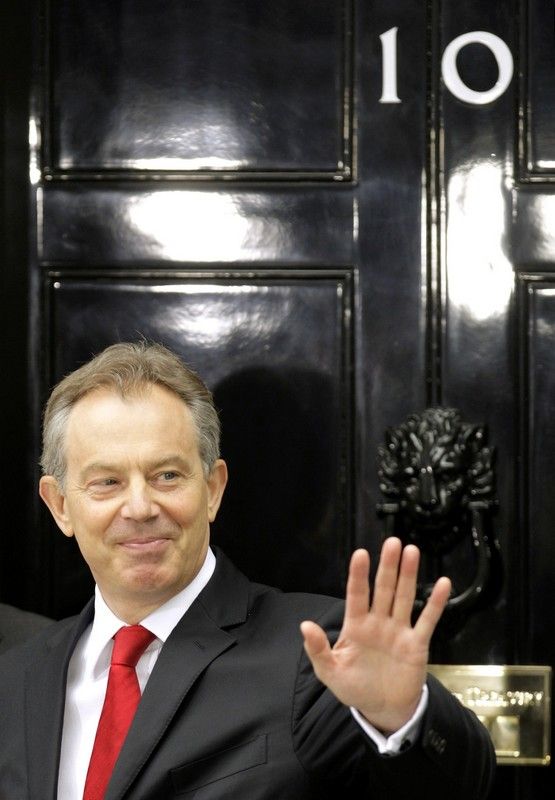 Tony Blair se loučí se svými příznivci před tradičním sídlem britských premiérů, Downing Street 10. V úřadě je poslední den. | Foto: Reuters