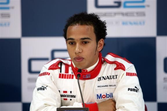 Britský pilot Lewis Hamilton na tiskové konference po jednom z vítězných závodů série GP2. | Foto: www.lewishamilton.com