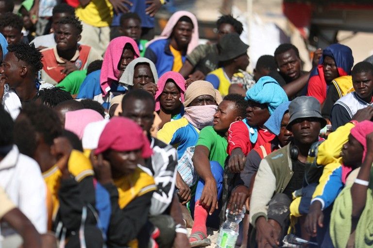 L’Italia per quello non basta più.  Lampedusa subisce attacchi da parte di migliaia di migranti, Bruxelles ha promesso aiuti