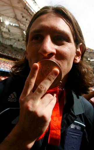 Reprezentační radosti tak přišly jen dvě: Messi v roce 2008 v Pekingu dovedl Argentinu k vítězství na olympiádě. A se svou zemí je také mistr světa v kategorii do 20 let. | Foto: Reuters