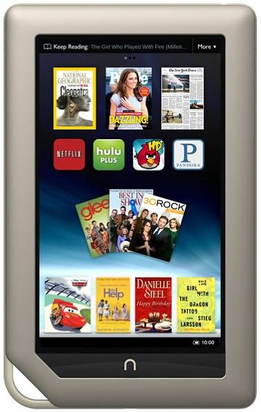 Nook Tablet - konkurent Kindle Fire přichází Největší americký prodejce knih, společnost Barnes & Noble, v týdnu představil svoji v pořadí druhou čtečku knih Nook Tablet u které na první pohled zaujme kvalitní částečně kovové tělo, typické ouško v levé spodní části a 7" IPS barevný displej (1 024 x 600 Px) . Displej je schopen zobrazit až 16 miliónů barev. Ke zobrazení využívá technologie VividView, která umožňuje lepší čitelnost na slunci a dává možnost větších pozorovacích úhlů. Operačním systémem tabletu je Android ve verzi 2.3. | Foto: BARNESANDNOBLE.COM