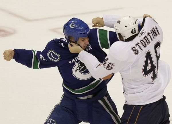 V zámoří vrcholí ostrá příprava na start nové sezony NHL. Mnozí hokejisté bojují o místo v sestavě, hraje se proto nadoraz. (Souboj Nathana McIvera z Vancouveru a Zacka Stortiniho z Edmontonu.) | Foto: Reuters