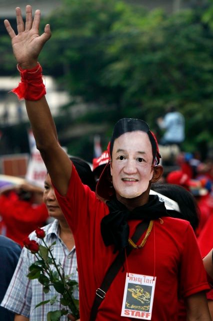 Demonstrant s maskou bývalého premiéra na tváři | Foto: Reuters