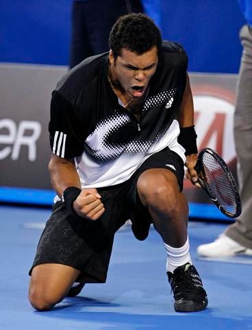 Jo-Wilfried Tsonga se raduje. Vyhrál první set ve finále Australian open | Foto: Reuters