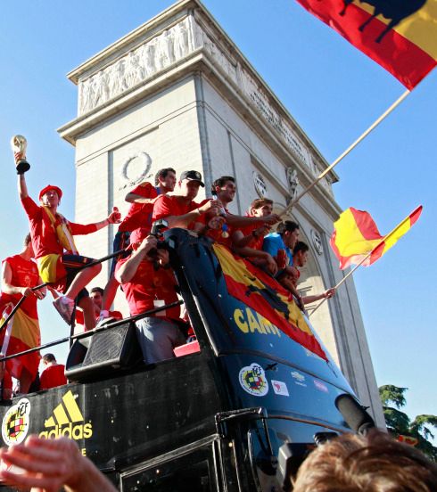 A poté se už hráči nechali unášet ulicemi Madridu v otevřeném autobusu. | Foto: Reuters