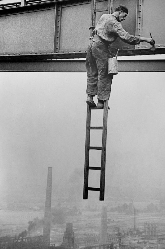 Natěrač Antonín Hřebenka při generální opravě Vysoké pece (1957). | Foto: Akreditovaný archiv ArcelorMittal Ostrava a.s.