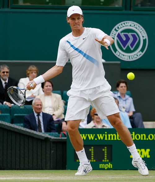 Český tenista Tomáš Berdych odvrací míč ve čtvrtfinále Wimbledonu s Rafaelem Nadalem | Foto: Reuters