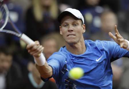 Tomáš Berdych vrací míč Maratu Safinovi při daviscupovém utkání v Moskvě. | Foto: Reuters