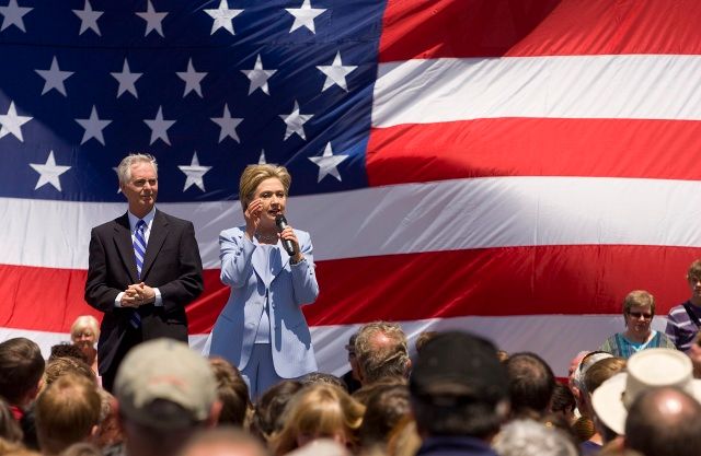 Clintonovu podpořil i guvernér Severní Karolíny Mike Easley | Foto: Reuters