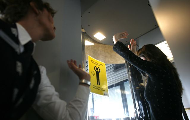 Kontrola cestujících na letišti Schiphol v Amsterodamu. | Foto: Reuters