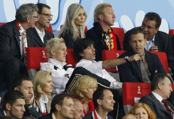 Joachim Löw na VIP tribuně: vlevo záložník Bastian Schweinsteiger, jenž seděl kvůli červené kartě, vpravo manažer týmu Oliver Bierhoff ("český kat" z finále Eura 1996), vpravo nad Löwem tenisová legenda Boris Becker. | Foto: Reuters