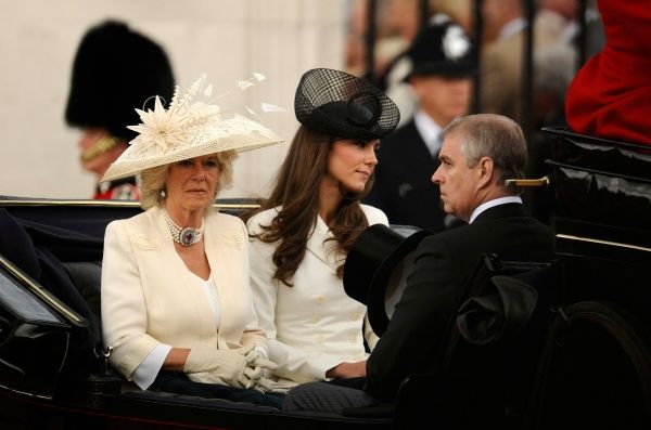 V kočáře cestou na vojenskou přehlídku s manželkou prince Charlese Camillou. | Foto: Reuters