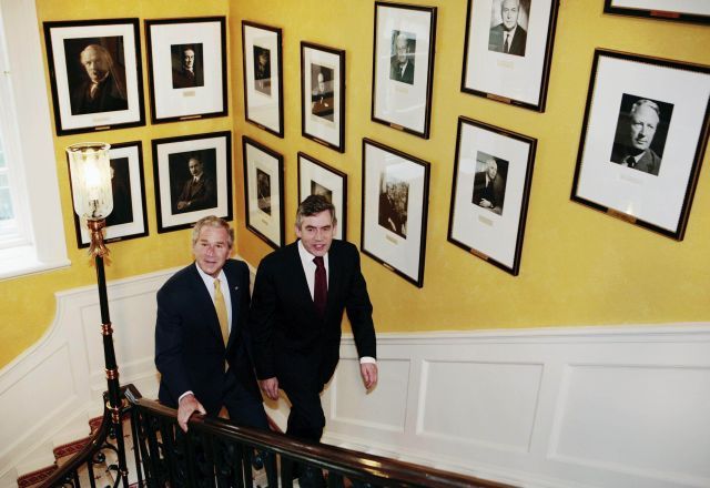 Bush a Brown kráčejí po schodech v sídle britských premiérů na Downing Street. | Foto: Reuters