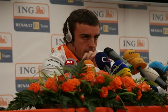 Fernando Alonso v Praze. | Foto: Václav Rojík