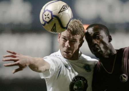 Mladoboleslavský Marián Palát v hlavičkovém souboji s Amara Dianem z Paris St. Germain v zápase Poháru UEFA. | Foto: Reuters