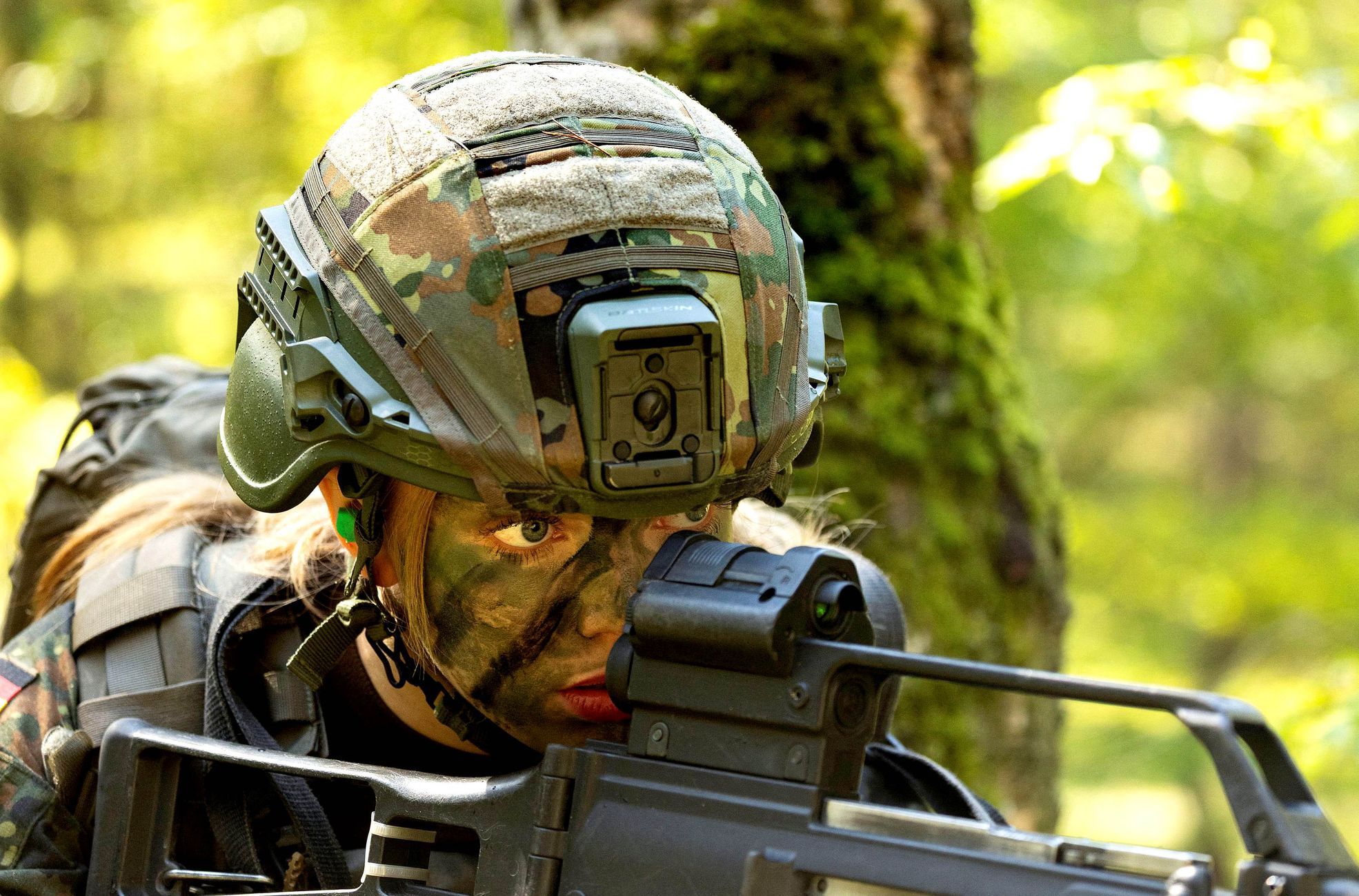 Maskované ženy ovládly cvičiště. Takto se cepují vojáci Bundeswehru