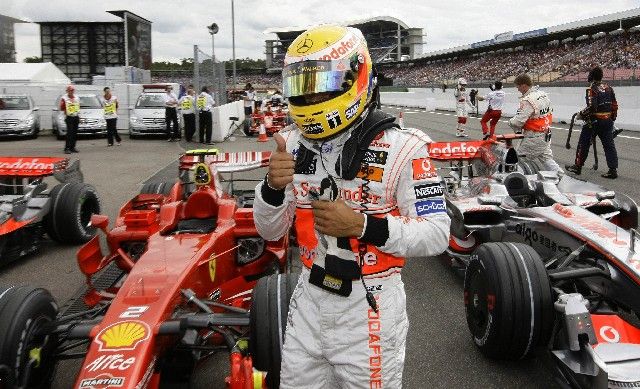 Britský pilot McLarenu Lewis Hamilton se raduje ze zisku pole position v kvalifikaci na Velkou cenu Německa. | Foto: Reuters