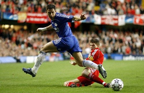 Liverpoolský kapitán Steven Gerrard (vpravo) zastavuje Franka Lamparda z Chelsea v prvním semifinále Ligy mistrů. | Foto: Reuters