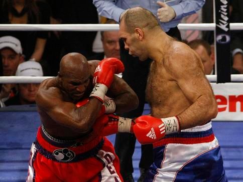 Holyfield se častěji bránil než útočil | Foto: Reuters