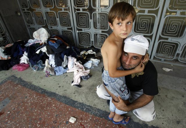 Někteří gruzínští uprchlíci bydleli v prvních dnech po vypuknutí války, kde se dalo. I na ulici. | Foto: Reuters