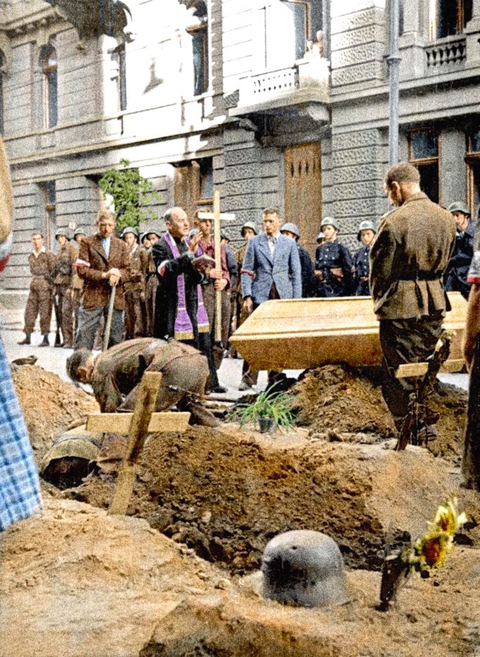 Němci své protivníky vyděsili hlavně brutalitou - vraždili každého, kdo jim padl do rukou, a to včetně žen a dětí. Fotografie zachycuje jeden z mnoha pohřbů během varšavského povstání. Hroby vznikaly na náměstích, chodnících, dvorech i v polních nemocnicích. | Foto: Colorized by Mikołaj Kaczmarek / Museum of the Warsaw Uprising