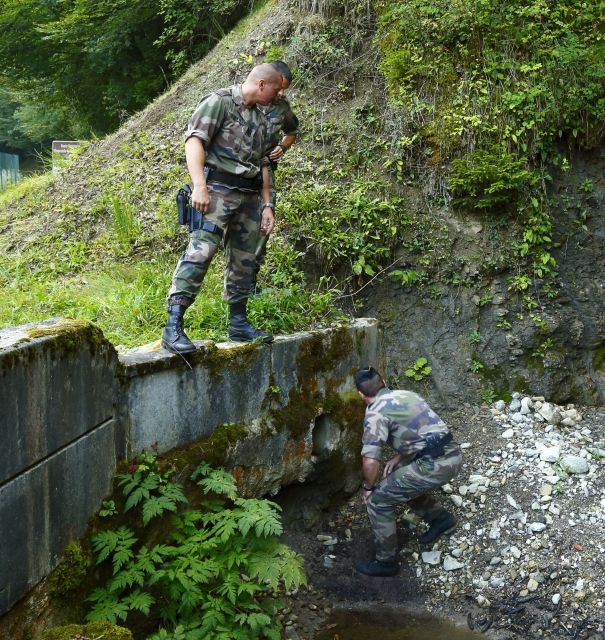 Francouzští policisté prohledávají blízké okolí místa činu. | Foto: ČTK