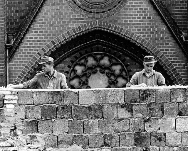 Dělníci pod dohledem vojáků a policistů začali 13.srpna 1961 stavět zeď mezi hlavním městem NDR (bývalou sovětskou okupační zónou) a tzv. Západním Berlínem. | Foto: ČTK