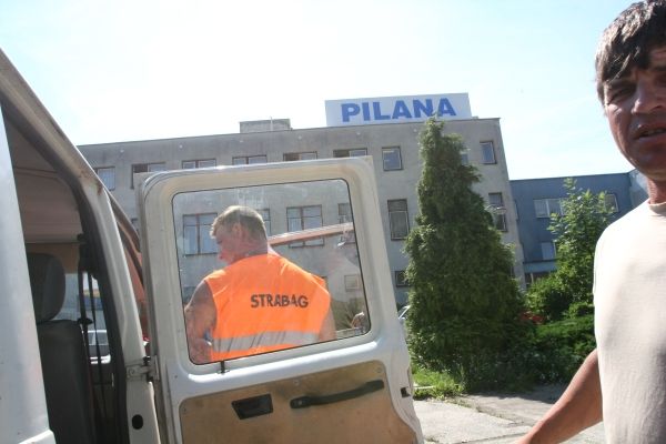 Poledne. Čas na oběd. Většina chlapů ze stavby jezdí sem, do jídelny hulínské továrny Pilana. | Foto: Karel Toman