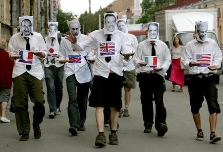 Jeden z mnoha pochodů proti summitu G8, tentokrát v podání Monarchistů. | Foto: Reuters