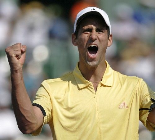 Srbský tenista Novak Djokovič se raduje z vítězství nad Andym Murrayem a postupu do semifinále turnaje v Miami. | Foto: Reuters