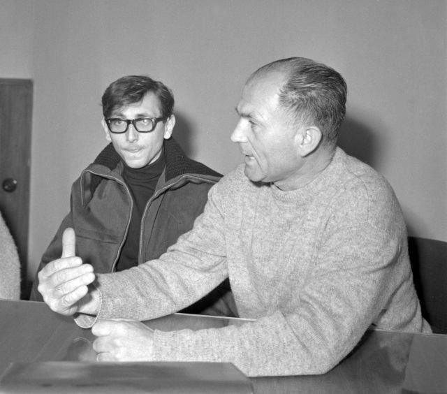 Režisér filmu "Ostře sledované vlaky" Jiží Menzel a spisovatel a autor předlohy Bohumil Hrabal během diskuze s novináři ve Filmovém klubu. Říjen 1966. | Foto: ČTK