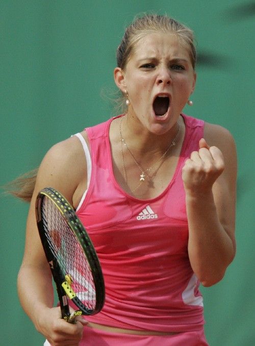 Česká tenistka Lucie Šafářová se hecuje v průběhu osmifinále French Open proti Rusce Anně Čakvetadzeové. | Foto: Reuters