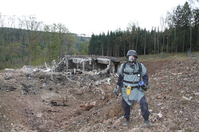 Výbuch ve Vrběticích. Munice je rozhozena i do okolí. | Foto: Policie ČR